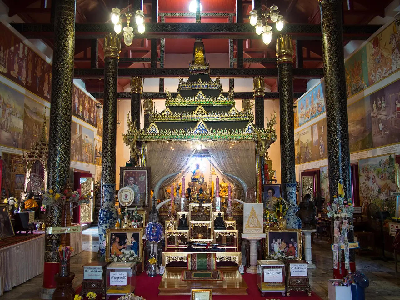 ภายในวิหารวัดพระแท่นศิลาอาสน์ ภาพของ Takeaway จาก Wikimedia Commons ใบอนุญาต CC BY-SA 3.0 ถ่ายปี 2557 ตามชื่อไฟล์