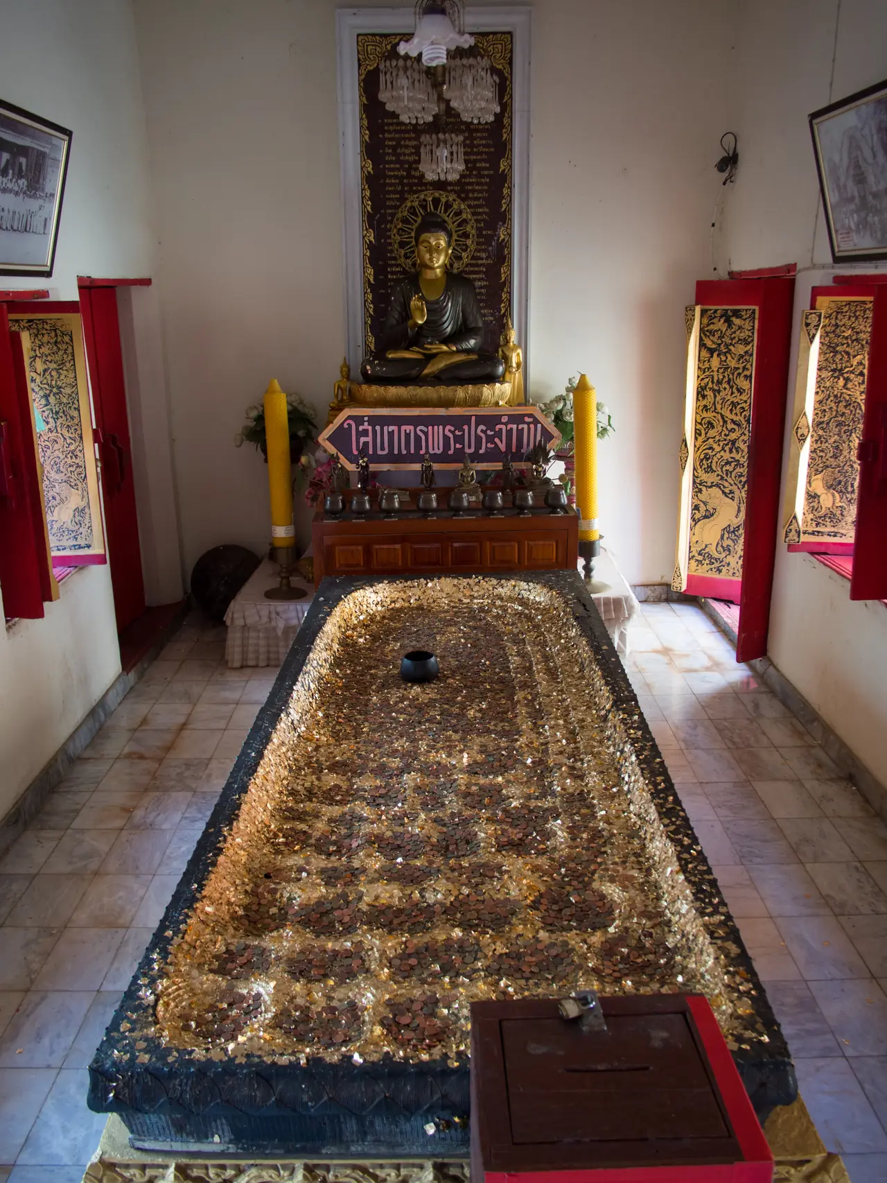 รอยพระพุทธบาทขนาดใหญ่ที่วัดพระแท่นศิลาอาสน์ ภาพของ Takeaway จาก Wikimedia Commons ใบอนุญาต CC BY-SA 3.0 คำบรรยายบน Commons ว่าเป็น Buddha footprint
