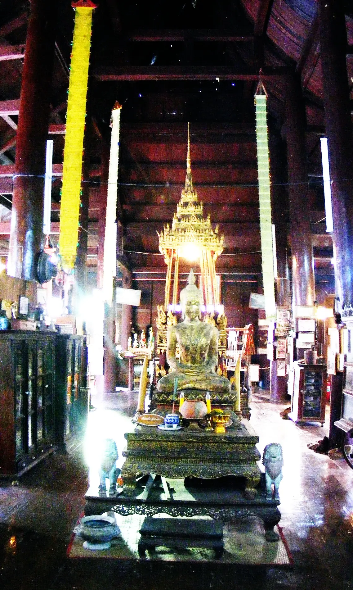 พิพิธภัณฑ์ท้องถิ่นของวัดพระแท่นศิลาอาสน์ ภาพของเทวประภาส มากคล้าย (Tevaprapas Makklay) จาก Wikimedia Commons ใบอนุญาต CC BY 3.0 ชื่อไฟล์ระบุว่าเป็น local museum