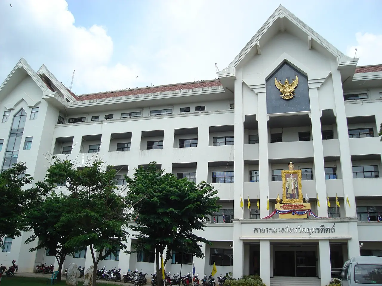 ศาลากลางจังหวัดอุตรดิตถ์ ภาพจาก Wikimedia Commons สาธารณสมบัติ (Public domain) ชื่อไฟล์ระบุว่าเป็นศาลากลางจังหวัดอุตรดิตถ์ ไม่ใช่ภาพอนุสาวรีย์