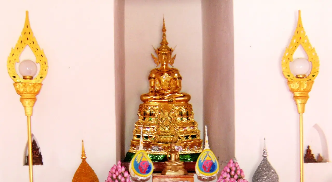 หลวงพ่อพระฝางสงเคราะห์ในอุโบสถวัดพระฝางสวางคบุรีมุนีนาถ ภาพของเทวประภาส มากคล้าย (Tevaprapas Makklay) จาก Wikimedia Commons ใบอนุญาต CC BY 3.0 ชื่อไฟล์ระบุอุโบสถวัดพระฝาง