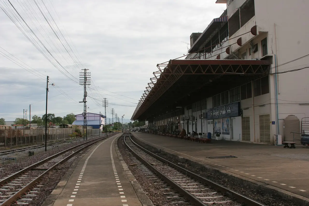 สถานีรถไฟอุตรดิตถ์ ภาพของ シャムネコ จาก Wikimedia Commons ใบอนุญาต CC BY-SA 4.0 คำบรรยายบน Commons เป็นภาษาญี่ปุ่นว่าสถานีอุตรดิตถ์ ไม่ระบุปี