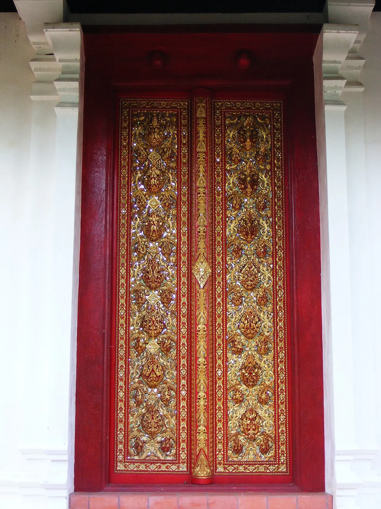 บานประตูเดิมวัดพระฝาง ภาพของเทวประภาส มากคล้าย (Tevaprapas Makklay) จาก Wikimedia Commons ใบอนุญาต CC BY 3.0 ชื่อไฟล์ระบุว่าเป็นประตูของวัดพระฝาง ไม่ระบุว่าอยู่ที่ใด ณ ปัจจุบัน