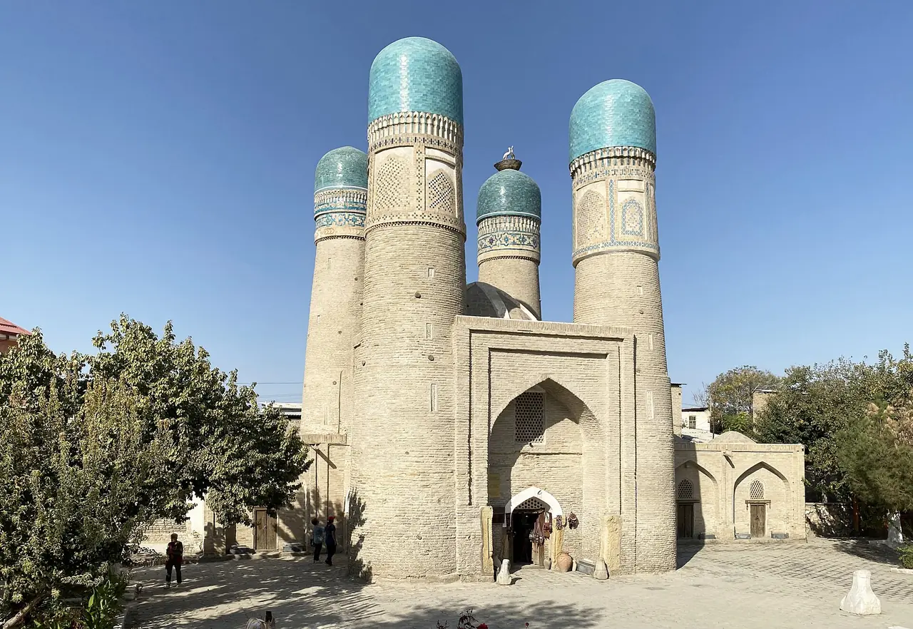 มาดราซะฮ์ชอร์มินอร์ บูคารา ภาพถ่ายจาก Wikimedia Commons