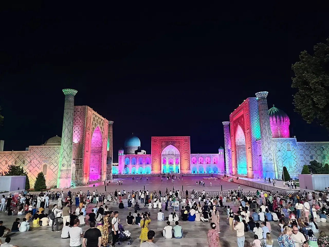 เรจิสถานยามค่ำ ซามาร์คันด์ ภาพถ่ายจาก Wikimedia Commons ไม่ใช่ภาพจากโรงแรม