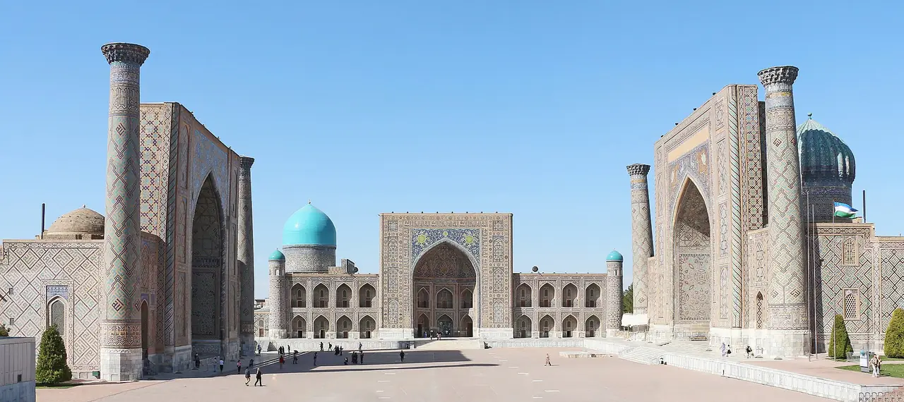 จัตุรัสเรจิสถาน ซามาร์คันด์ ภาพถ่ายจาก Wikimedia Commons