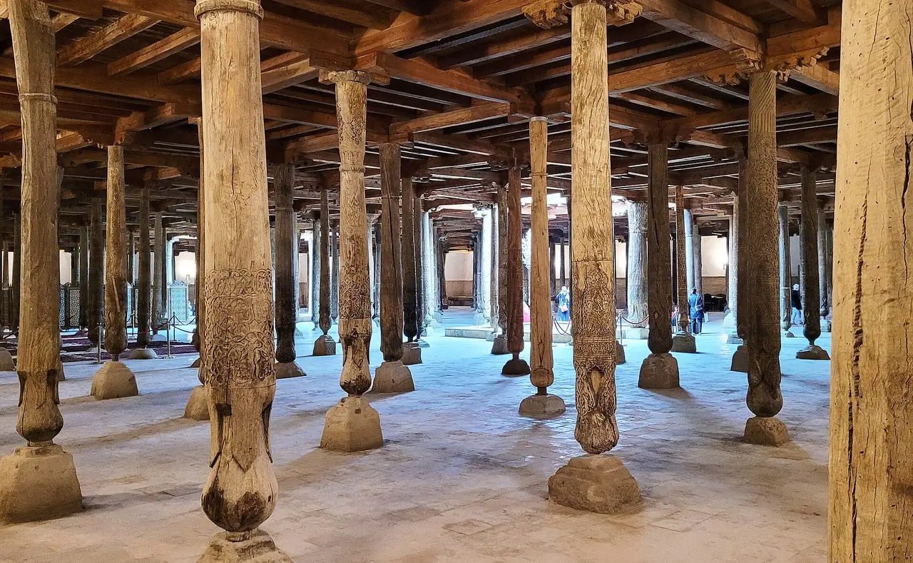 เสาไม้ภายในมัสยิดวันศุกร์ คีวา ภาพจาก Wikimedia Commons ผู้ถ่าย Bgag สัญญา CC0