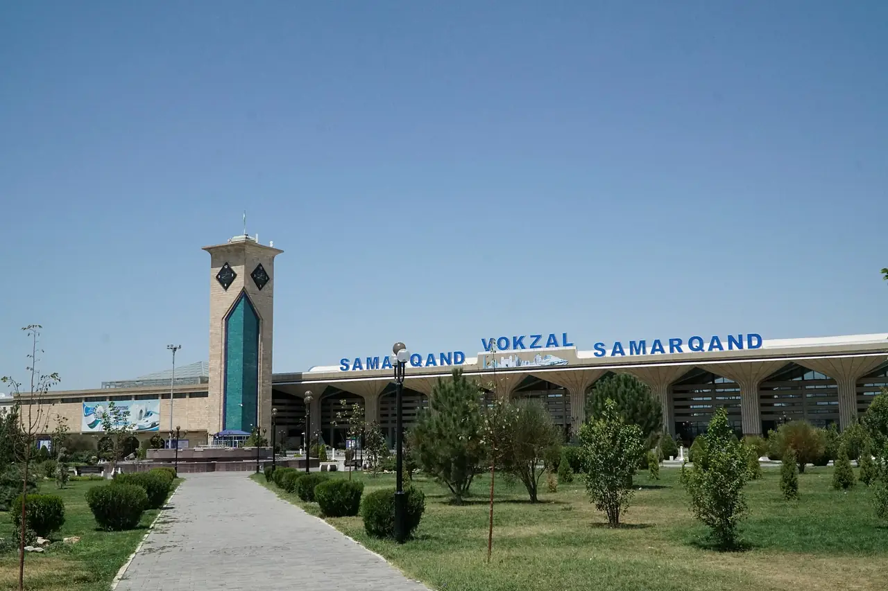 อาคารสถานีรถไฟซามาร์คันด์ ภาพจาก Wikimedia Commons ผู้ถ่าย Adam Harangozó สัญญา CC BY-SA 4.0