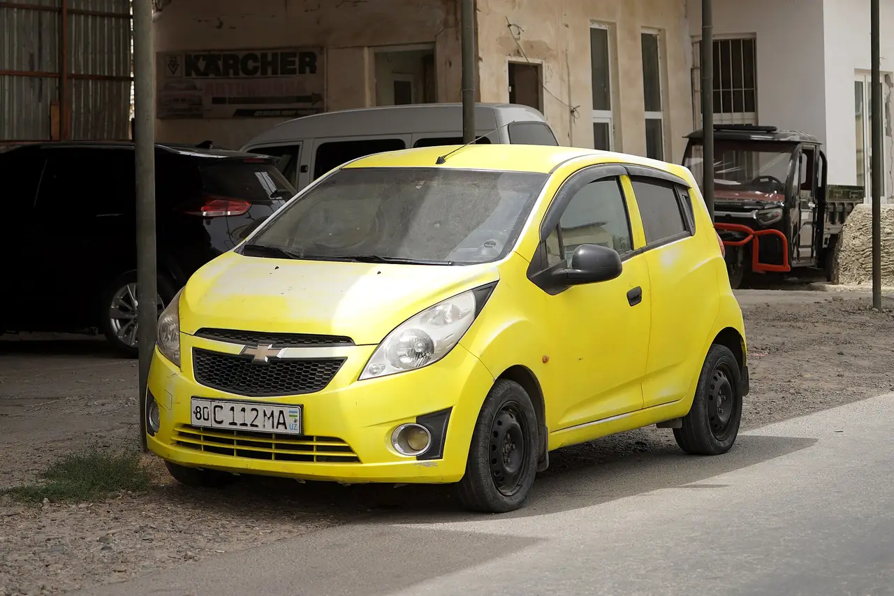 แท็กซี่ Chevrolet Spark สีเหลืองที่บูคารา ภาพจาก Wikimedia Commons ผู้ถ่าย Jamshid Nurkulov สัญญา CC BY-SA 4.0 ภาพนี้เป็นรถทั่วไป ไม่ได้แปลว่าเป็นแท็กซี่ที่มีใบอนุญาต