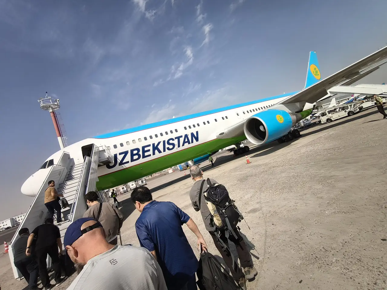 ผู้โดยสารขึ้นเครื่อง Boeing ของ Uzbekistan Airways ภาพจาก Wikimedia Commons ผู้ถ่าย Petar Milošević สัญญา CC BY-SA 4.0 ถ่ายปี 2025