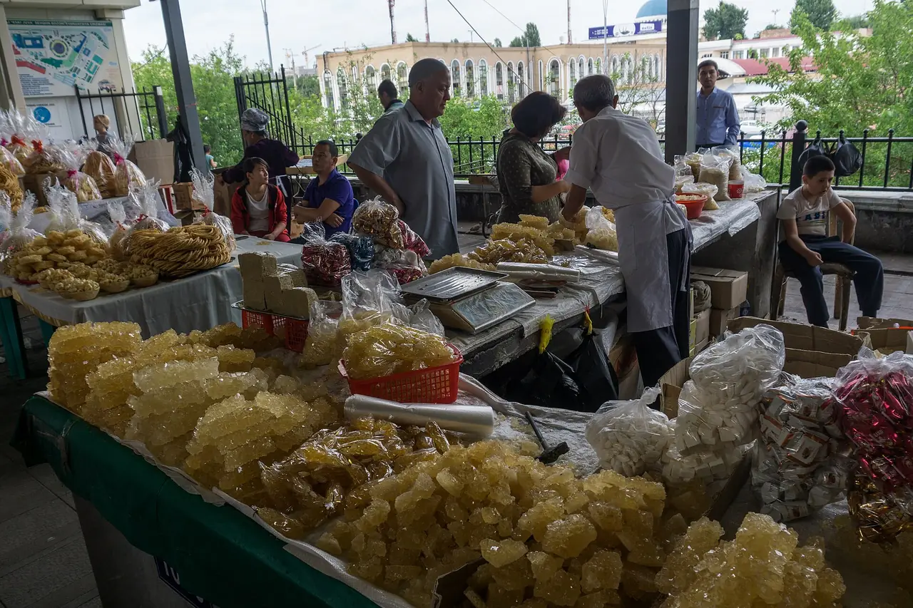 ขนมน้ำตาลก้อนและผลไม้แห้งที่ร้านในตลาดชอร์ซู ภาพจาก Wikimedia Commons ผู้ถ่าย Alexey Komarov สัญญา CC BY-SA 4.0 ถ่ายปี 2019