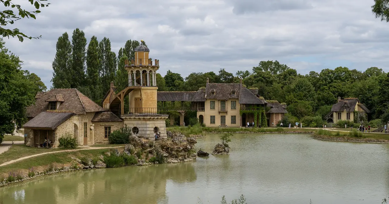 หมู่บ้านจำลอง Hameau de la Reine (Queen's Hamlet) ภาพถ่ายจาก Wikimedia Commons