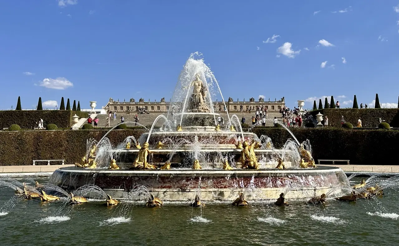 น้ำพุ Latona ในสวนแวร์ซาย ภาพถ่ายจาก Wikimedia Commons