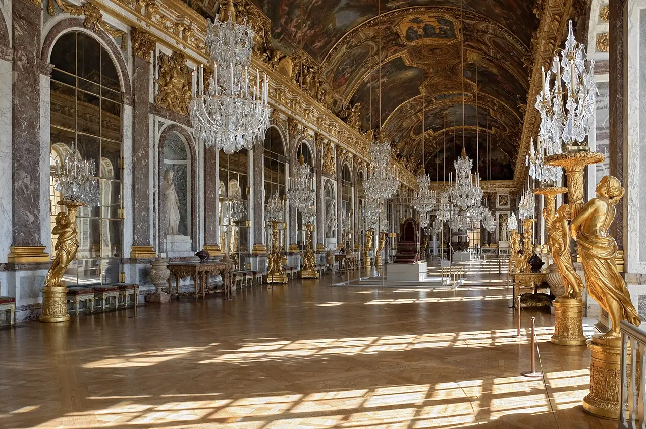 ห้องกระจก (Galerie des Glaces) ในพระราชวังแวร์ซาย ภาพถ่ายจาก Wikimedia Commons