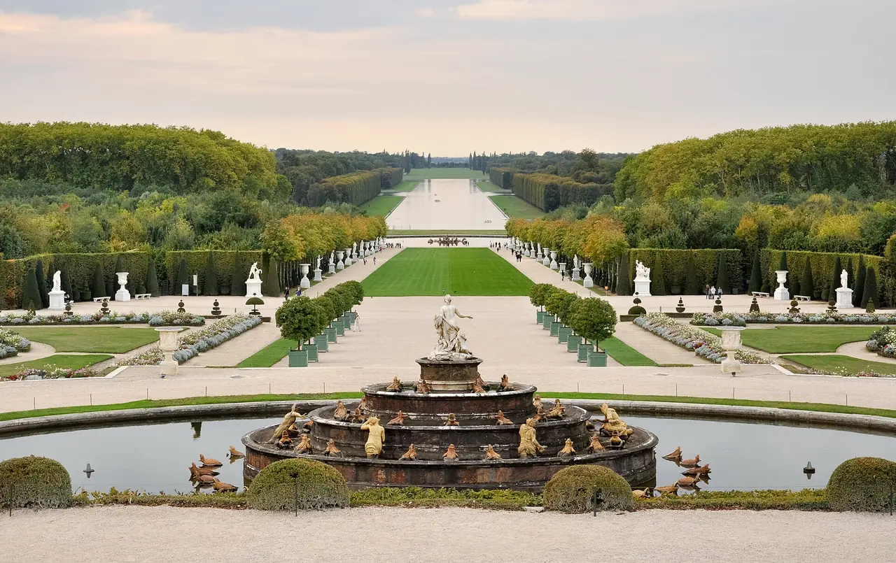 สวนแวร์ซายมองจาก Parterre d'Eau ภาพถ่ายจาก Wikimedia Commons