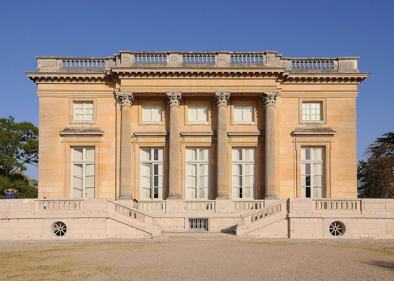 ด้านตะวันตกของ Petit Trianon ภาพถ่ายจาก Wikimedia Commons