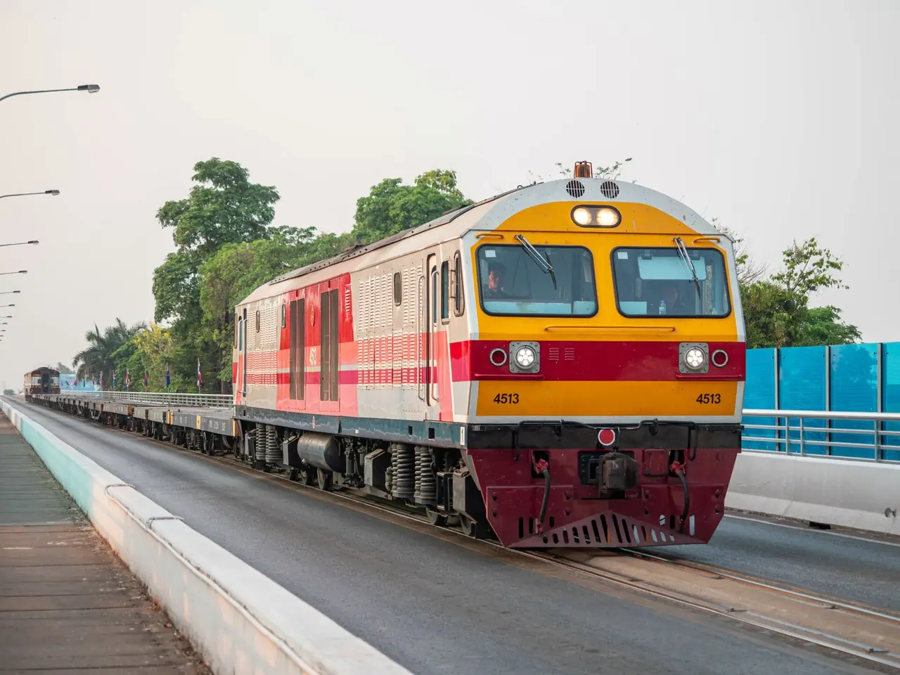 ขบวนรถไฟข้ามสะพานมิตรภาพไทย-ลาวแห่งที่ 1 ที่หนองคาย ตามคำบรรยายของภาพต้นฉบับ ไม่ทราบวันที่ถ่าย (ภาพบรรยากาศ)