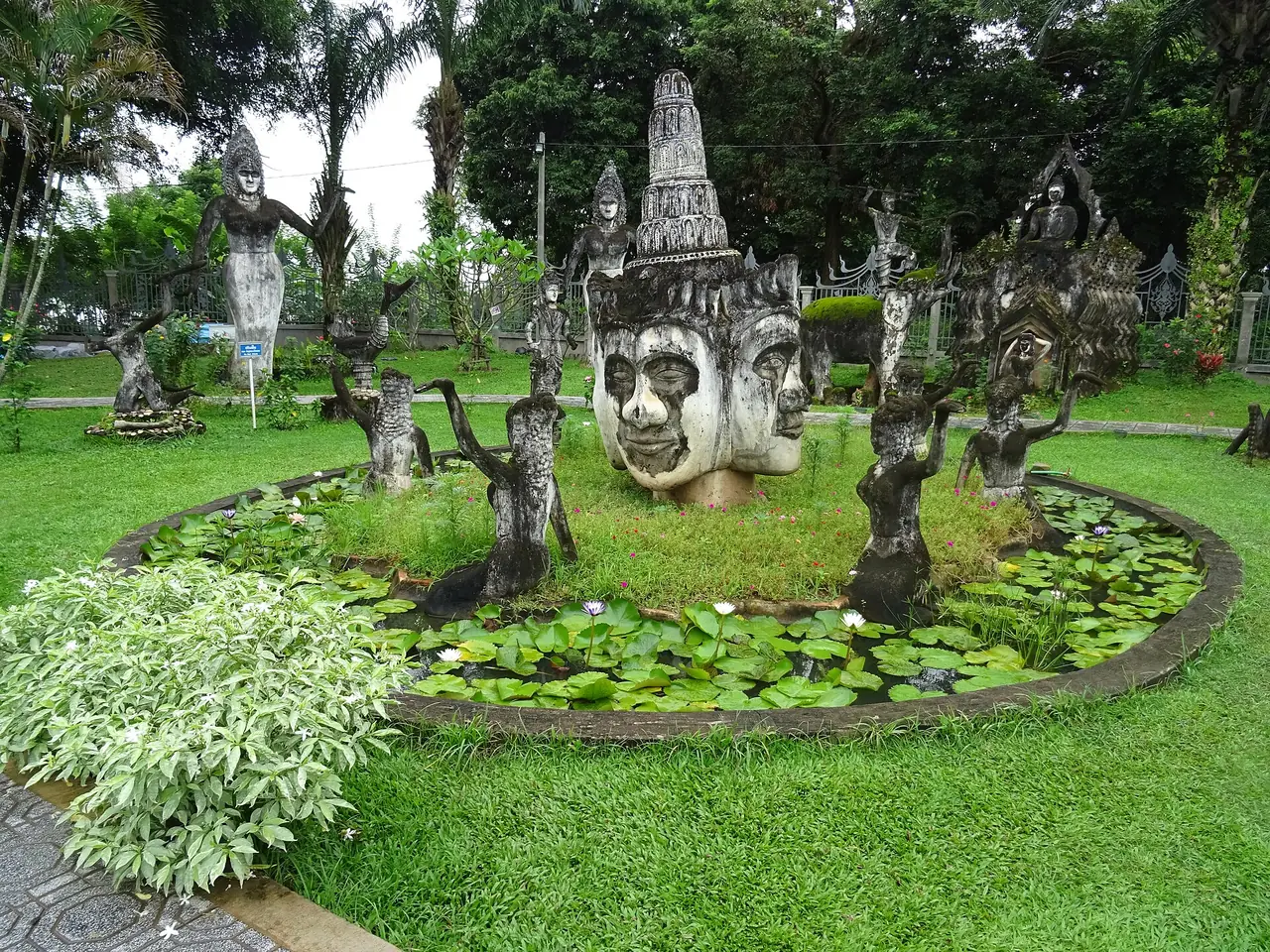 รูปปั้นในสวนพุทธเวียงจันทน์ ตามคำบรรยายภาพต้นฉบับ