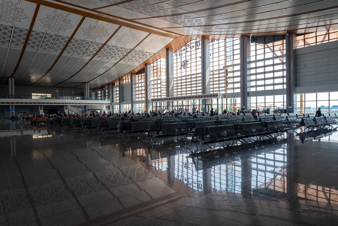 ห้องรอผู้โดยสารภายในสถานีเวียงจันทน์ รถไฟลาว-จีน ตามคำบรรยายของภาพต้นฉบับ ไม่ทราบวันที่ถ่าย