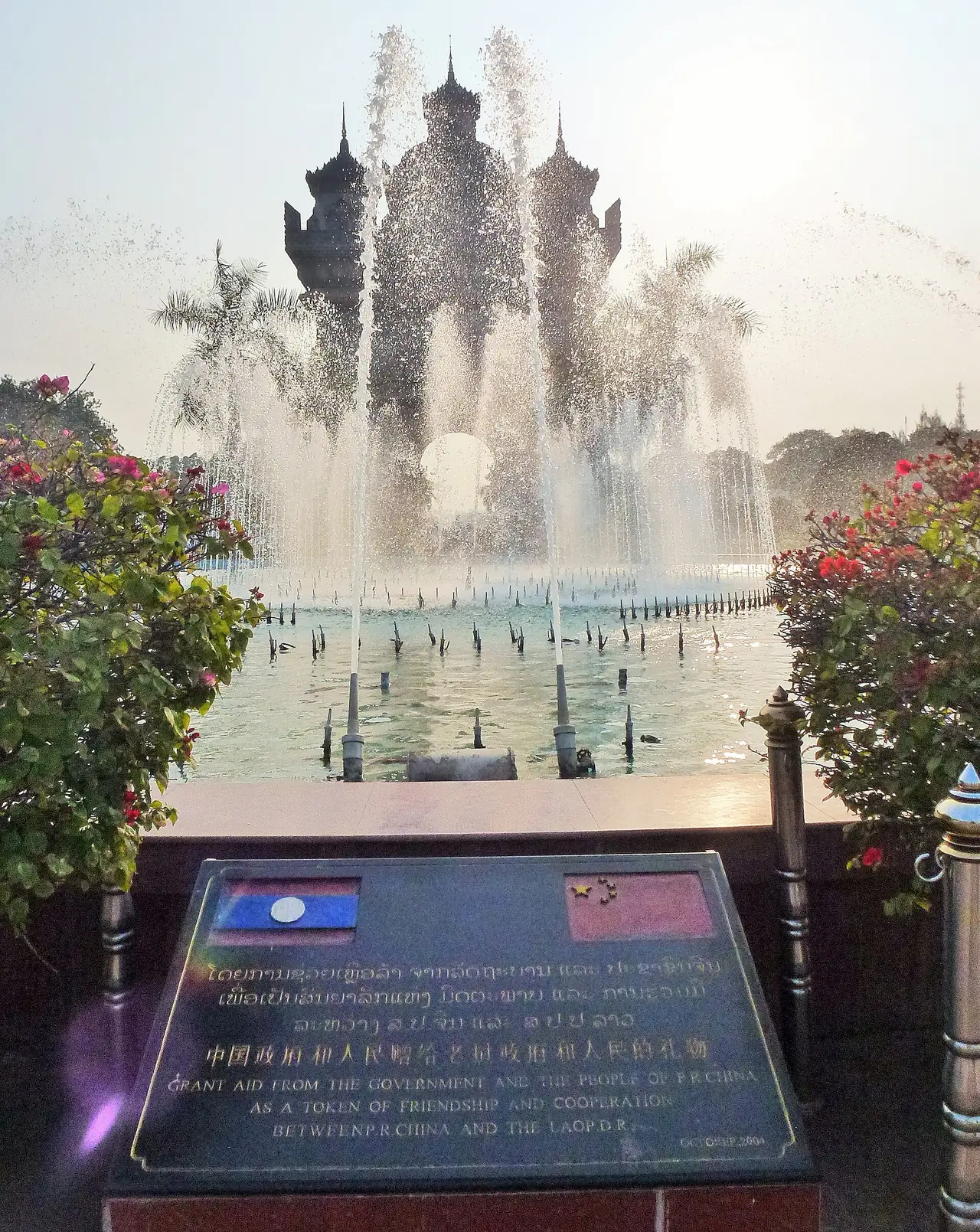 ภาพประกอบ ลาว: ประตูชัย เวียงจันทน์ ค่าเข้า 30,000 กีบ เวลาเปิด 08.00-17.00