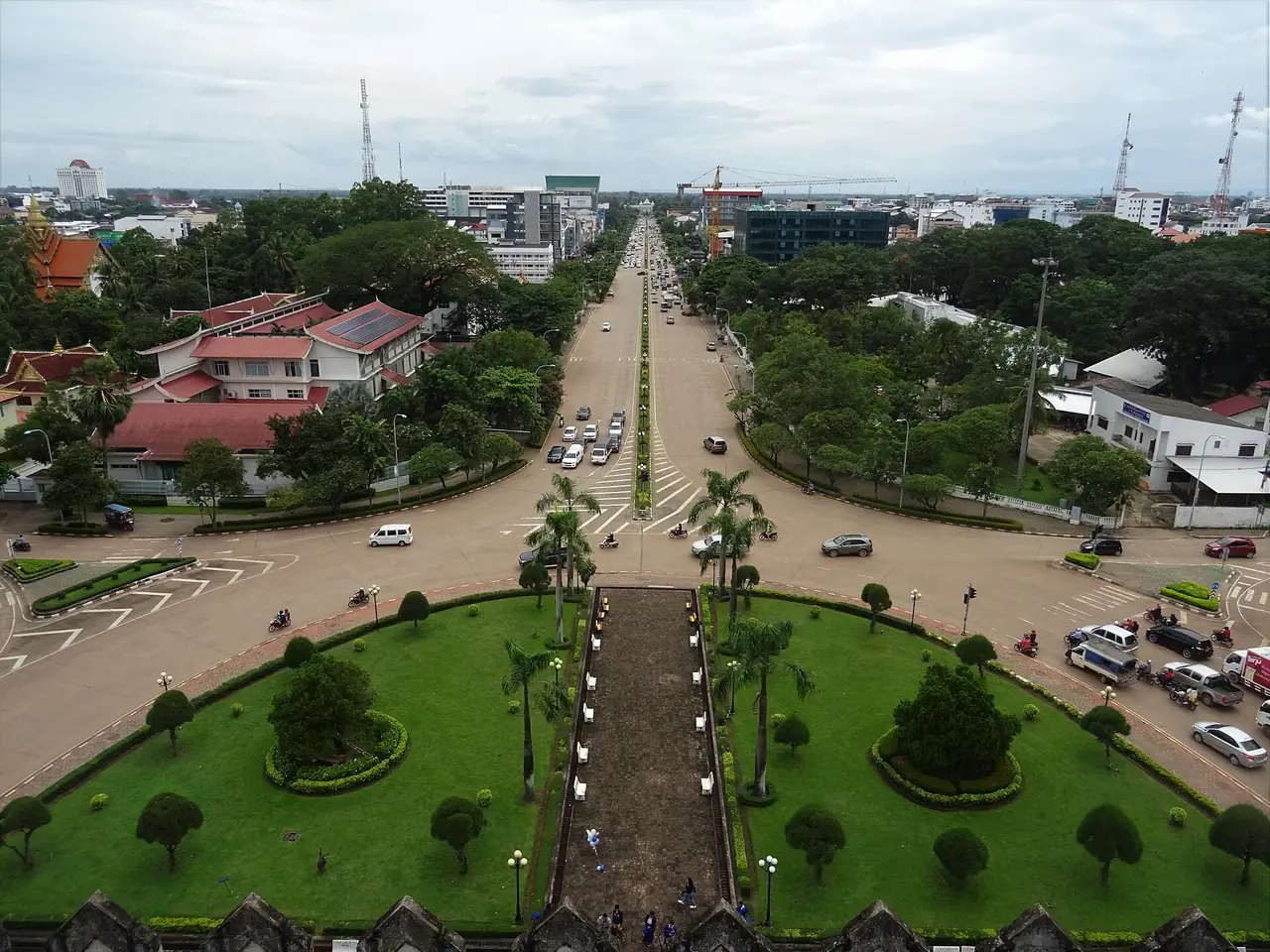 มองไปตามถนนลานช้างจากชั้นบนของประตูชัยไปทางตะวันตกเฉียงใต้ ตามคำบรรยายภาพต้นฉบับ