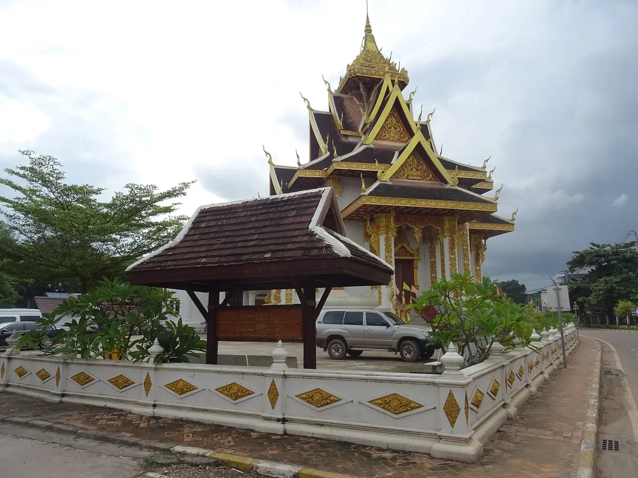 ศาลหลักเมืองเวียงจันทน์ที่สร้างเสร็จในปี 2555 ตามคำบรรยายของภาพต้นฉบับ (ภาพบรรยากาศ)