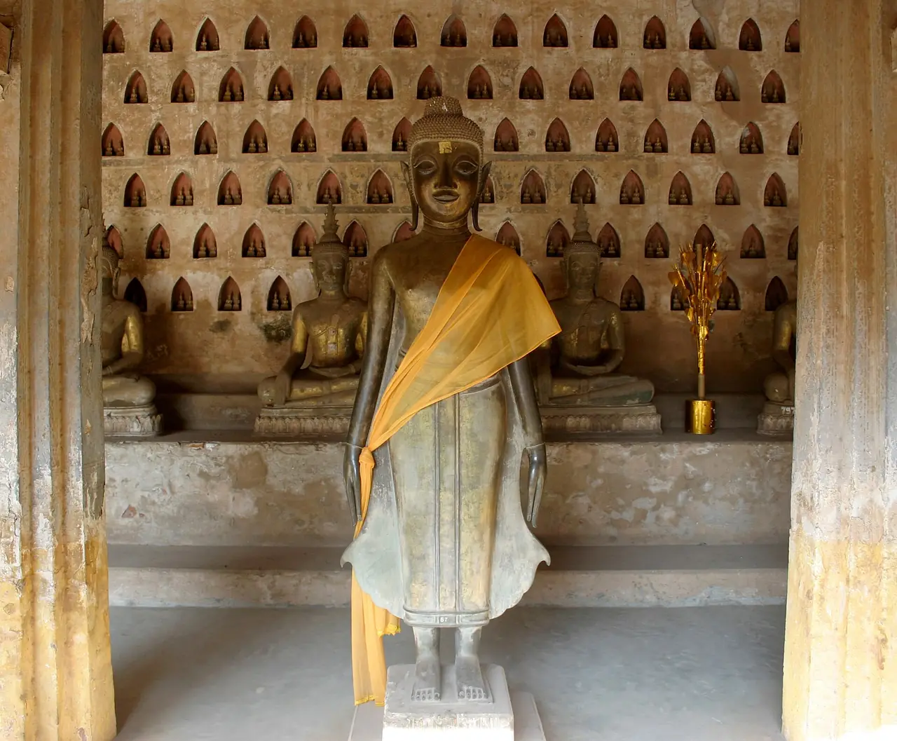 ระเบียงรอบวัดสีสะเกดที่มีช่องวางพระพุทธรูปเล็ก ผู้ถ่ายตั้งชื่อภาพว่า Buddha-Galerie