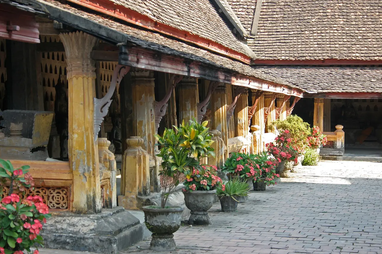 ลานภายในวัดสีสะเกด ย่านวัดเก่าที่โรงแรมใจกลางเมืองเดินถึงได้ตามที่เว็บ Settha Palace ระบุ (ภาพบรรยากาศ ไม่ใช่โรงแรม)