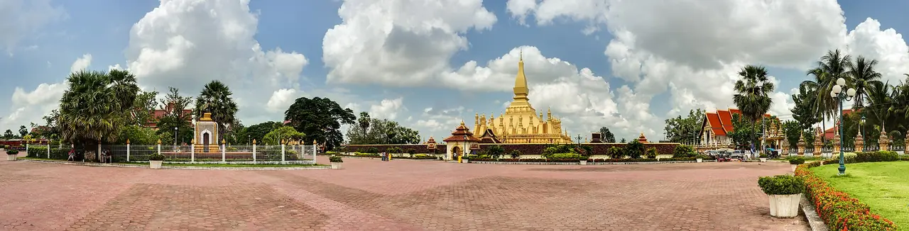 พระธาตุหลวงและรูปปั้นพระเจ้าไชยเชษฐาธิราชทางซ้ายของภาพ ภาพพาโนรามา ตามคำบรรยายของภาพต้นฉบับ