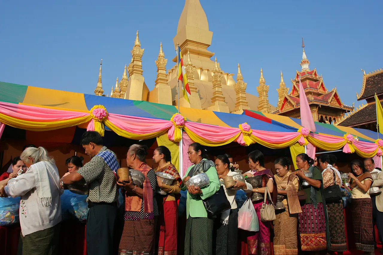 ผู้คนในงานพระธาตุหลวงที่ลานหน้าพระธาตุ ตามคำบรรยายของภาพต้นฉบับ ไม่ทราบปีที่ถ่าย (ภาพบรรยากาศ)