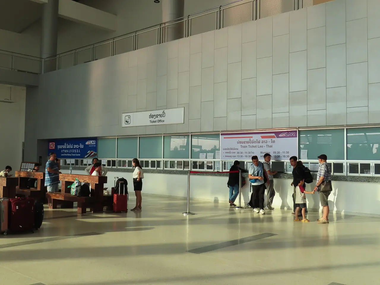 ช่องจำหน่ายตั๋วที่สถานีเวียงจันทน์ (คำสะหวาด) ตามคำบรรยายของภาพต้นฉบับ ด้านขวาสำหรับรถไฟลาว-ไทย