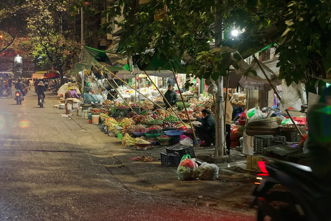 ตลาดกลางคืนย่านเมืองเก่าฮานอย (ภาพบรรยากาศ ที่ที่คนมักใช้แผนที่และแอปจ่ายเงินบนมือถือ)