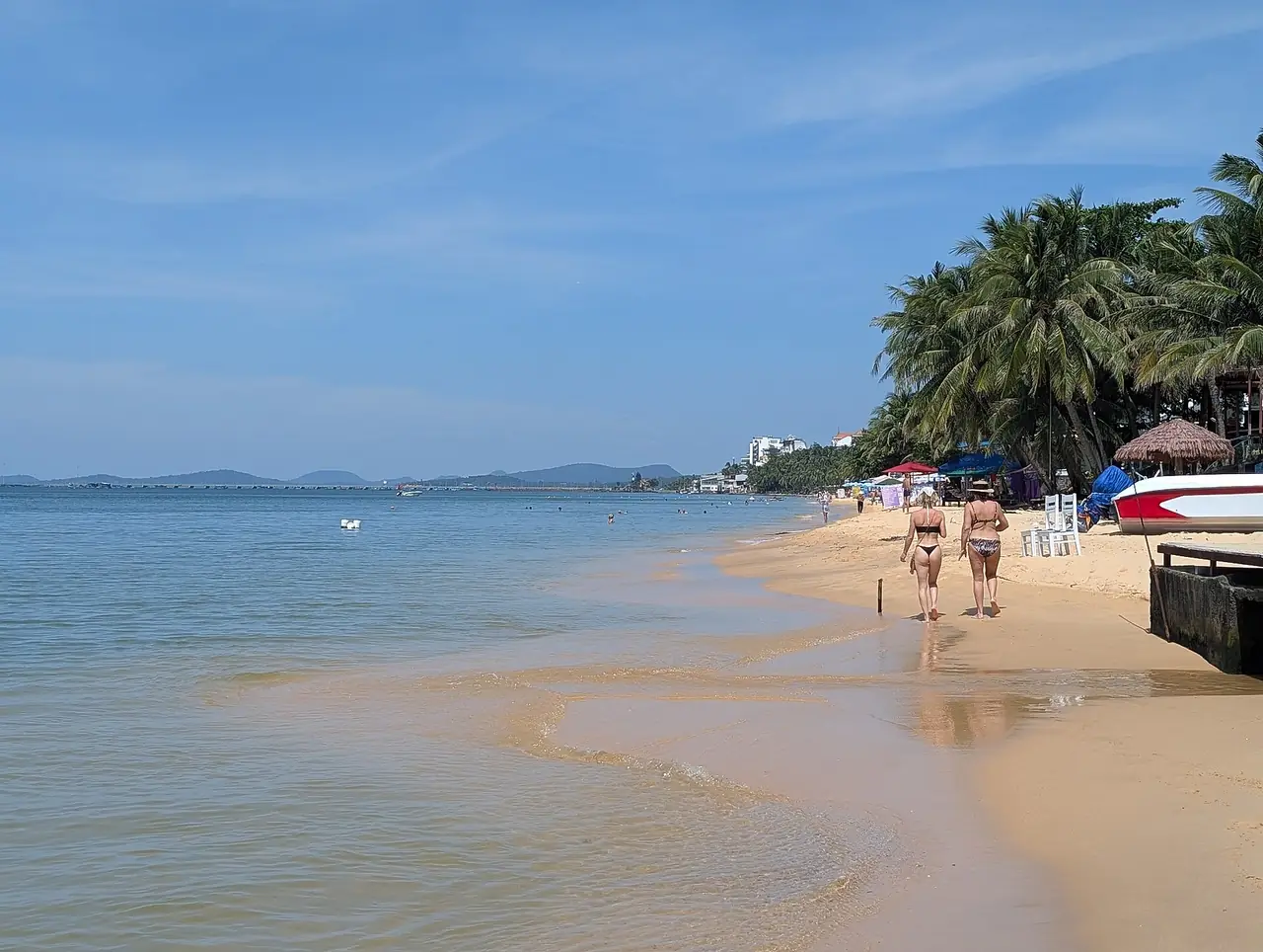 หาดบนเกาะฟู้โกว๊ก (ภาพบรรยากาศชายหาด ไม่ใช่จุดที่มีสัญญาณหรือร้านขายซิม)