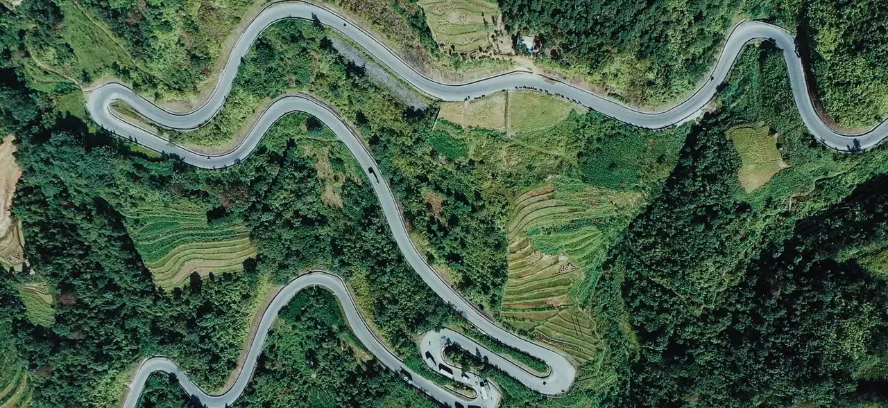 ภาพมุมสูงถนนคดเคี้ยวช่วงหม่าปีแล็ง ภาพจาก Wikimedia Commons ผู้ถ่าย Cat Studio สัญญา CC BY 3.0