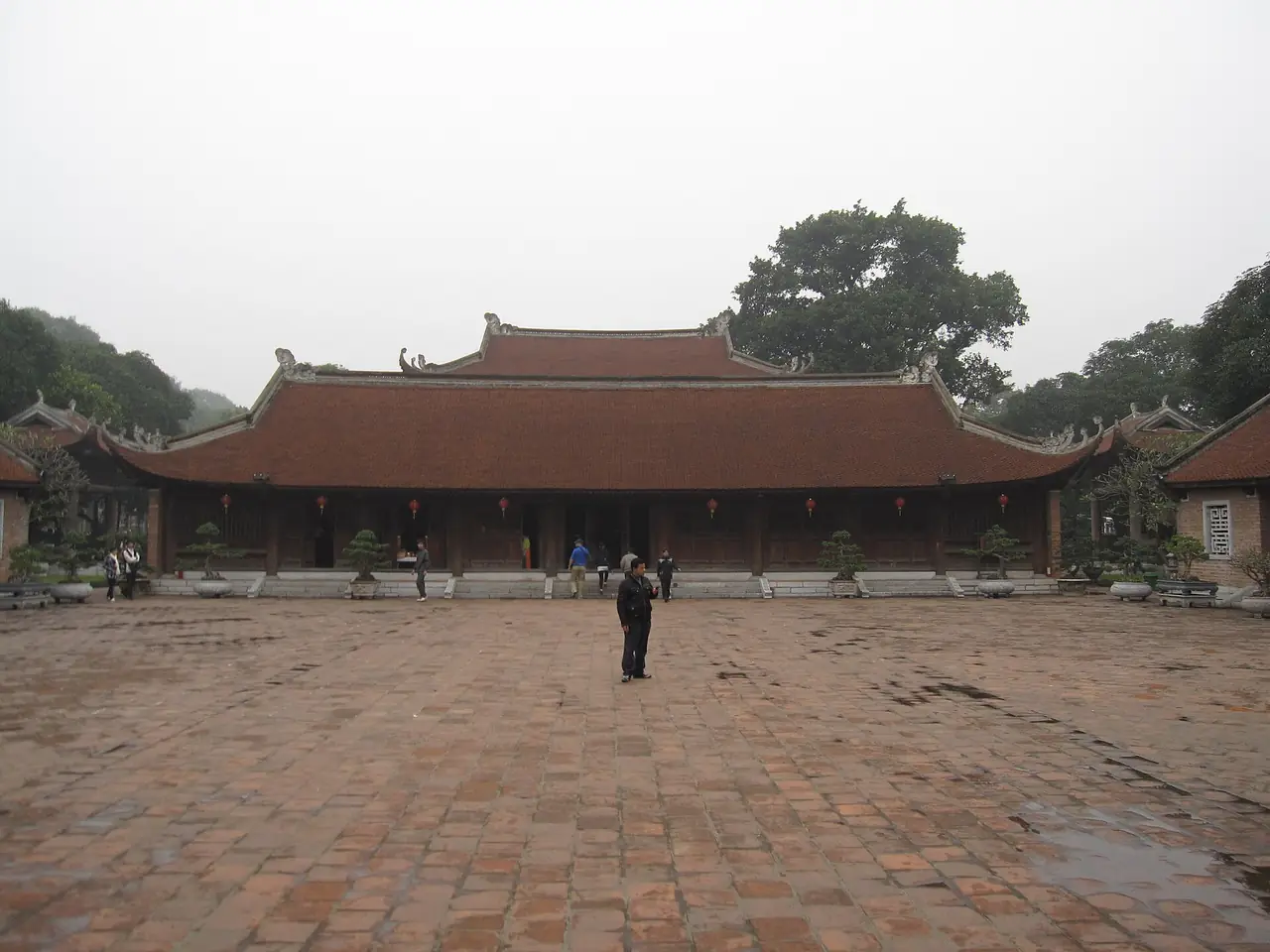 ลานและอาคารเขตก๊วกตื๋อซามเดิม ลานสุดท้ายของวัดวรรณกรรม ภาพจาก Wikimedia Commons ผู้ถ่าย Gryffindor สัญญา CC BY-SA 3.0