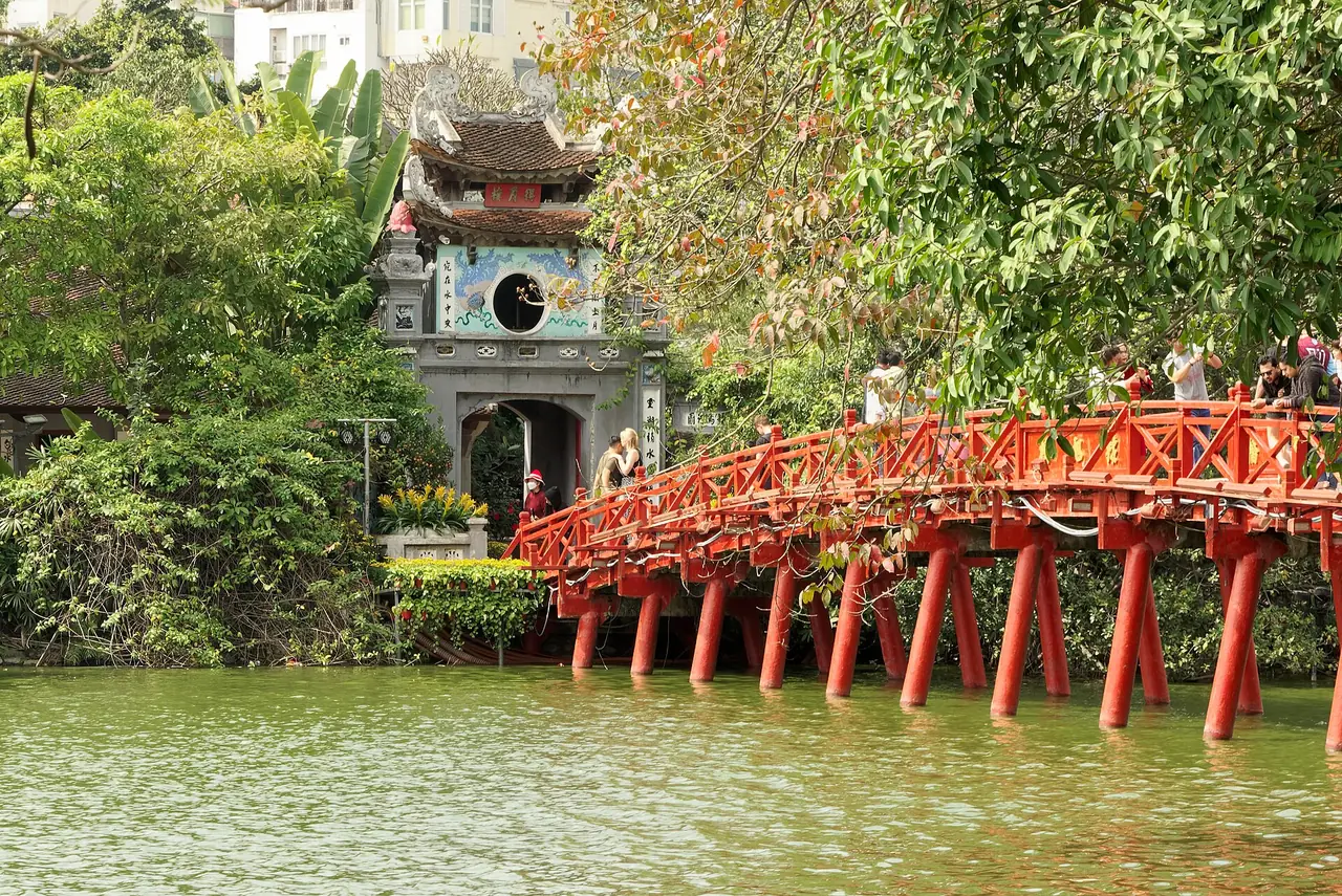 สะพานแดงเท้หุกทอดข้ามทะเลสาบฮว่านเกี๊ยมไปวัดหงอกเซิน ภาพจาก Wikimedia Commons ผู้ถ่าย Jakub Hałun สัญญา CC BY 4.0 ถ่าย ก.พ. 2567