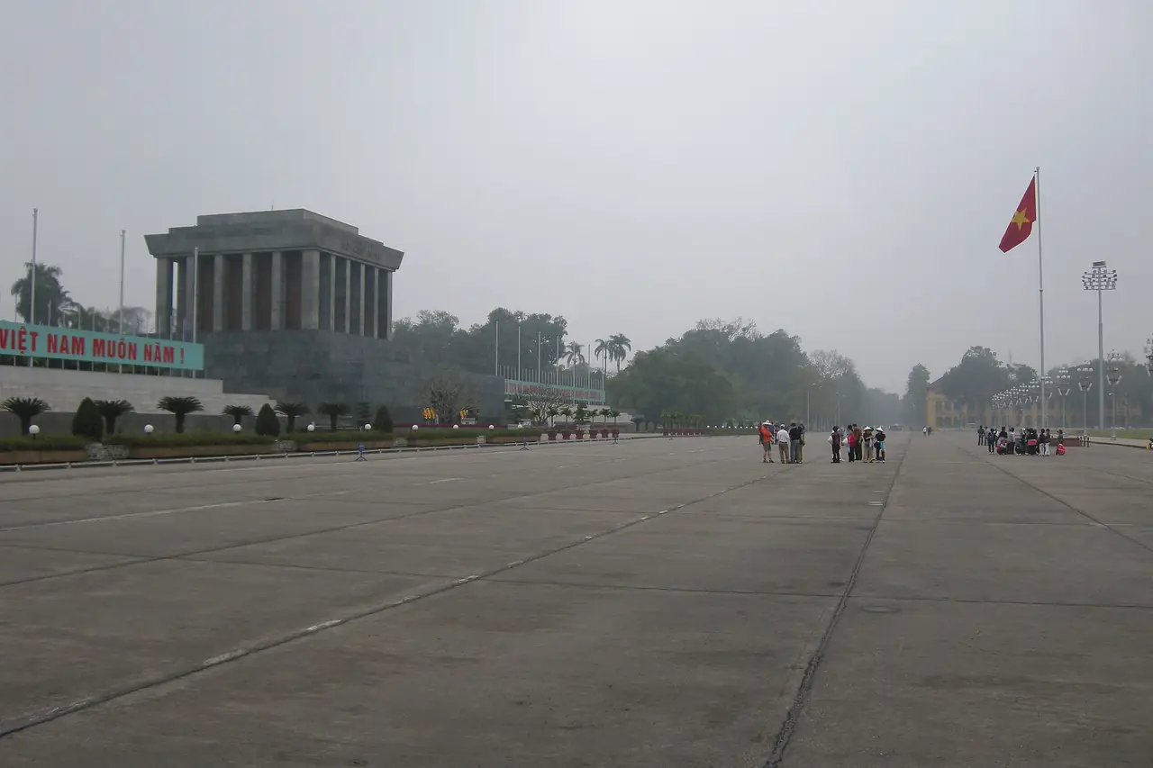 จัตุรัสบาดิ่ญและอาคารสุสานโฮจิมินห์ในวันฟ้าครึ้ม ภาพจาก Wikimedia Commons ผู้ถ่าย Vyacheslav Argenberg สัญญา CC BY 4.0