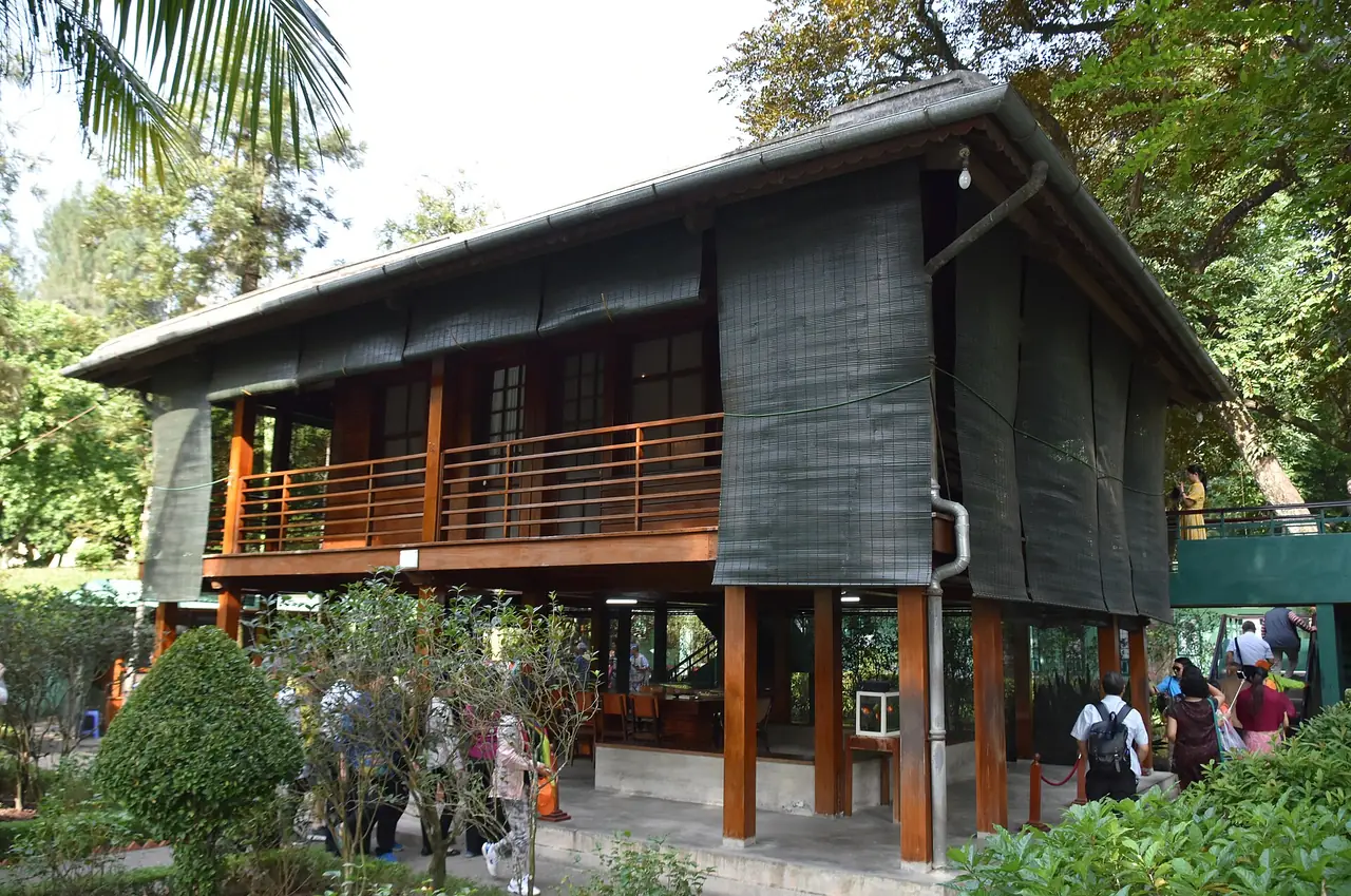 บ้านไม้ใต้ถุนสูงที่โฮจิมินห์ใช้พักอาศัย ในเขตทำเนียบประธานาธิบดี ภาพจาก Wikimedia Commons ผู้ถ่าย Richard Mortel สัญญา CC BY 2.0