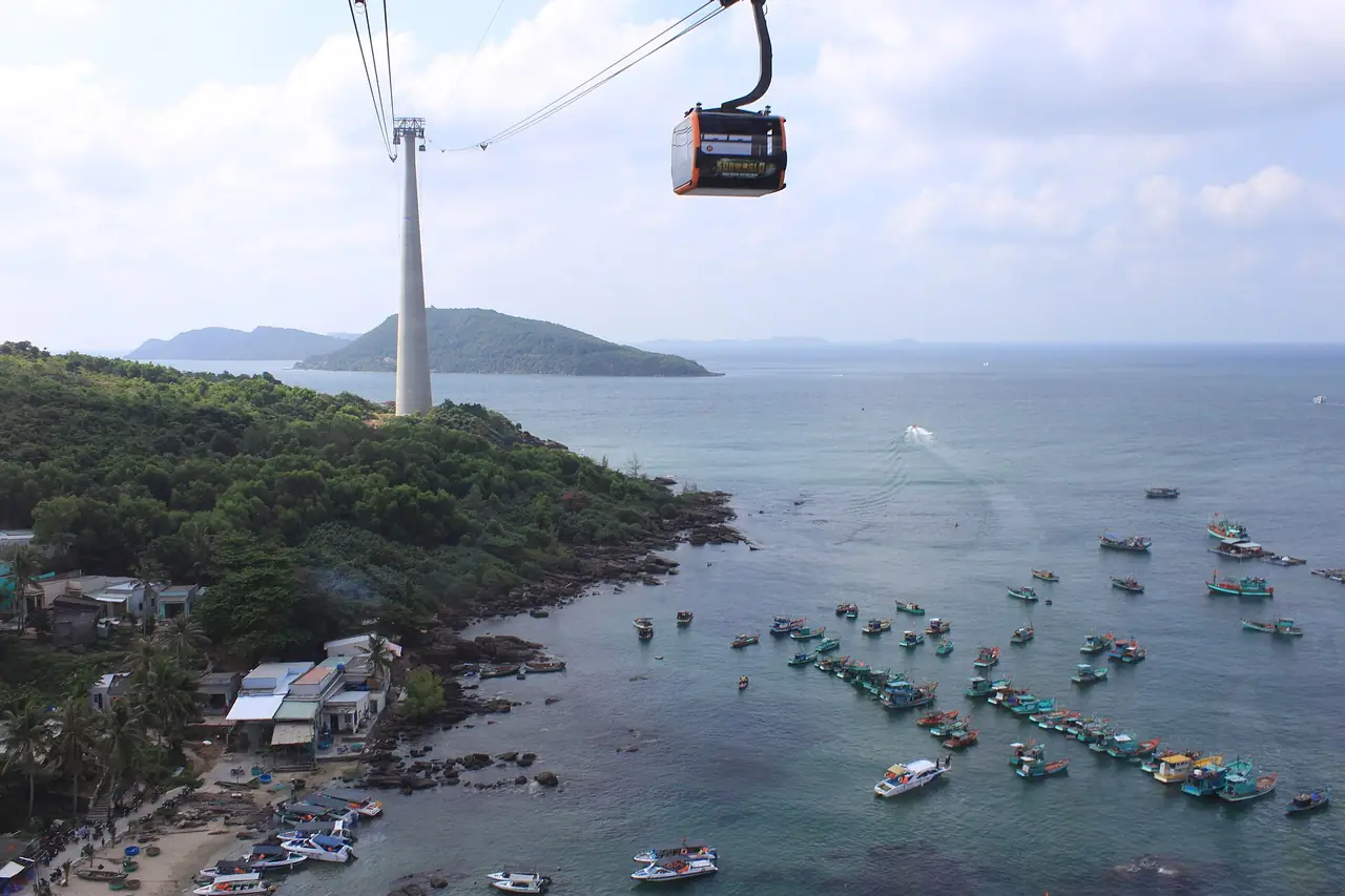 กระเช้าฮอนทอมช่วงที่ผ่านเหนือชุมชนและท่าเรือประมงอานเทย ภาพจาก Wikimedia Commons ผู้ถ่าย Klientos สัญญา CC BY-SA 4.0