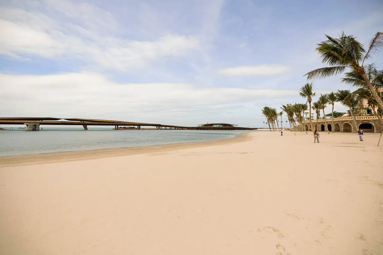 สะพานจูบ (Kiss Bridge) ทอดออกไปในทะเลมองจากหาดใน Sunset Town ภาพจาก Wikimedia Commons ผู้ถ่าย Kevin Rutherford สัญญา CC BY-SA 2.0