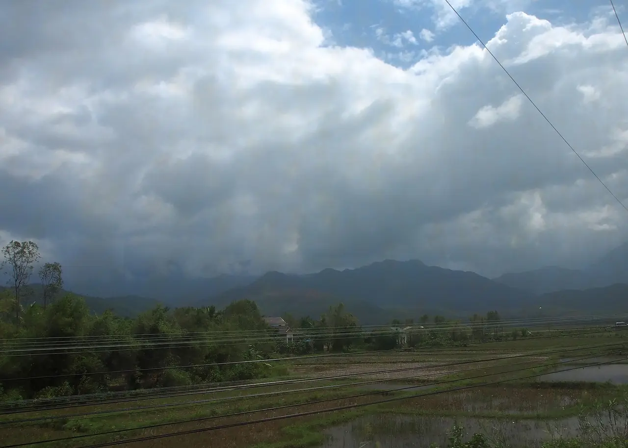วิวทุ่งนาและภูเขาจากหน้าต่างรถไฟช่วงระหว่างเว้กับดานัง ภาพจาก Wikimedia Commons ผู้ถ่าย Clay Gilliland สัญญา CC BY-SA 2.0