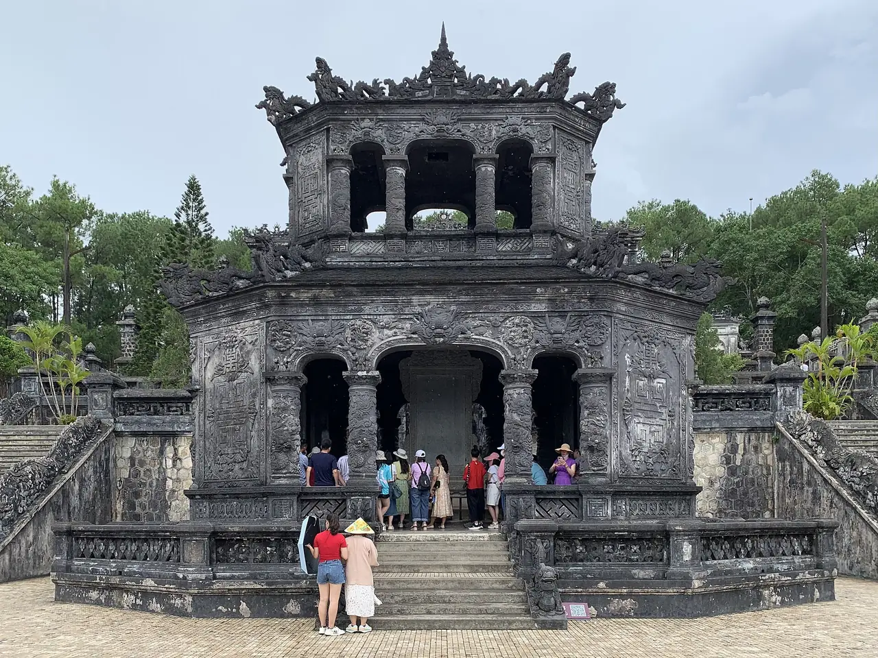 ศาลาจารึกหินในสุสานกษัตริย์ไคดิงห์ ภาพจาก Wikimedia Commons ผู้ถ่าย Chainwit. สัญญา CC BY 4.0 ถ่ายปี 2567