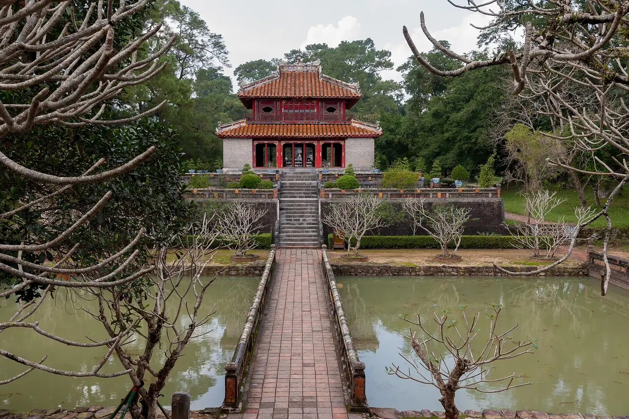 อาคารและสะพานเหนือทะเลสาบในสุสานกษัตริย์มินห์หมาง ภาพจาก Wikimedia Commons ผู้ถ่าย CEphoto, Uwe Aranas สัญญา CC BY-SA 3.0