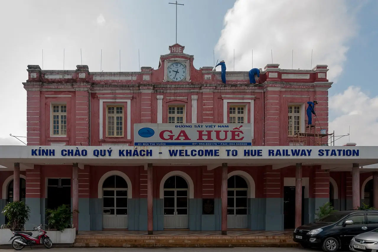 อาคารสถานีรถไฟเว้ ถนนบุ่ยถิซวน ภาพจาก Wikimedia Commons ผู้ถ่าย CEphoto, Uwe Aranas สัญญา CC BY-SA 3.0