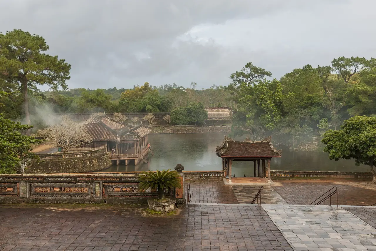 ทะเลสาบและศาลาในสุสานกษัตริย์ตึดึ๊ก ภาพจาก Wikimedia Commons ผู้ถ่าย CEphoto, Uwe Aranas สัญญา CC BY-SA 3.0