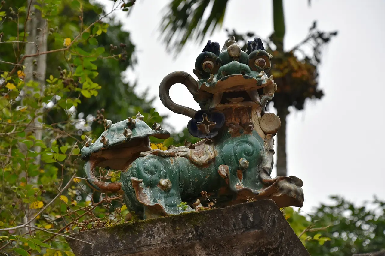รูปปั้นสัตว์มงคลเคลือบในบริเวณศาลเจ้าที่เมืองหลวงเก่าฮวาลือ ภาพจาก Wikimedia Commons ผู้ถ่าย Richard Mortel สัญญา CC BY 2.0