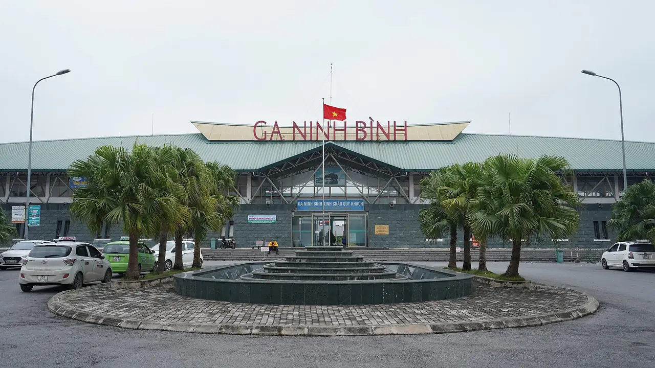 อาคารสถานีรถไฟนิญบิ่ญ ภาพจาก Wikimedia Commons ผู้ถ่าย Yhxc57082 สัญญา CC BY-SA 4.0 ถ่าย ม.ค. 2563