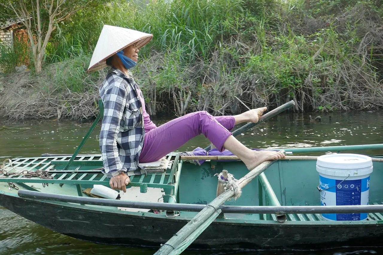 คนพายเรือที่ทามก๊กใช้เท้าพาย ท่าที่เป็นภาพจำของทามก๊ก ภาพจาก Wikimedia Commons ผู้ถ่าย Ji-Elle สัญญา CC BY-SA 4.0