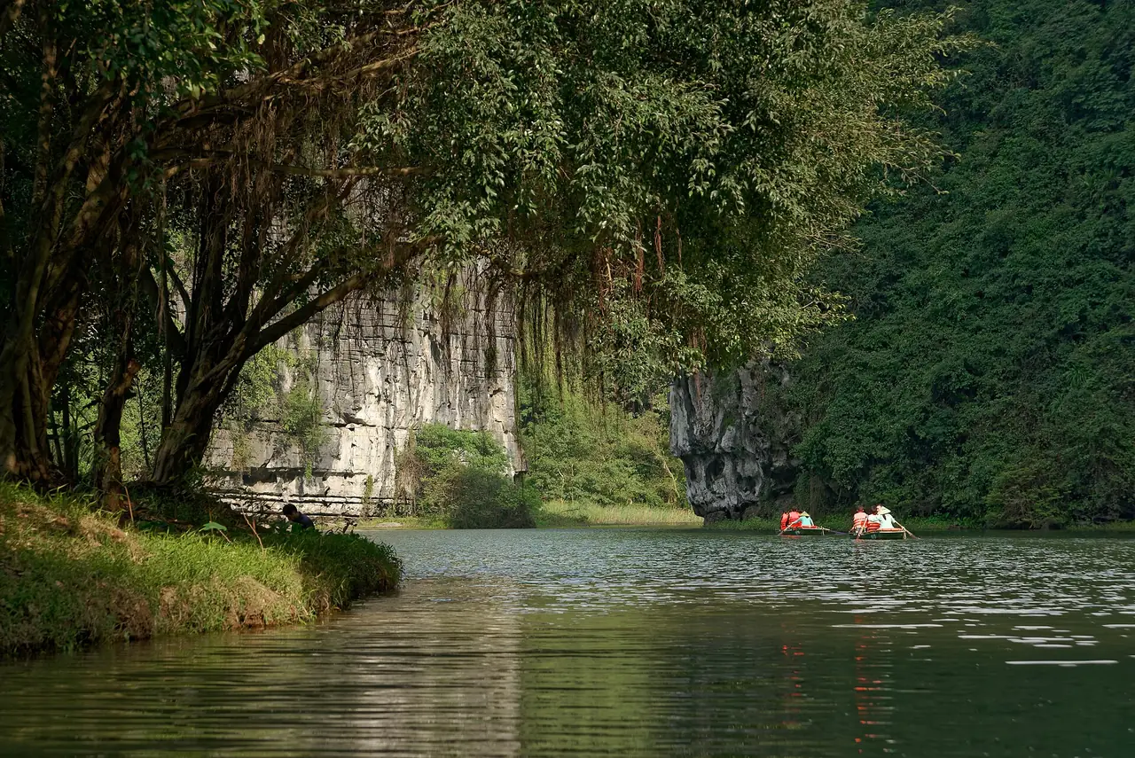 ลำน้ำและเขาหินปูนในกลุ่มภูมิทัศน์ตรังอาน เห็นเรือเล็กไกลๆ ภาพจาก Wikimedia Commons ผู้ถ่าย Jakub Hałun สัญญา CC BY 4.0 ถ่ายเดือน ก.พ. 2567