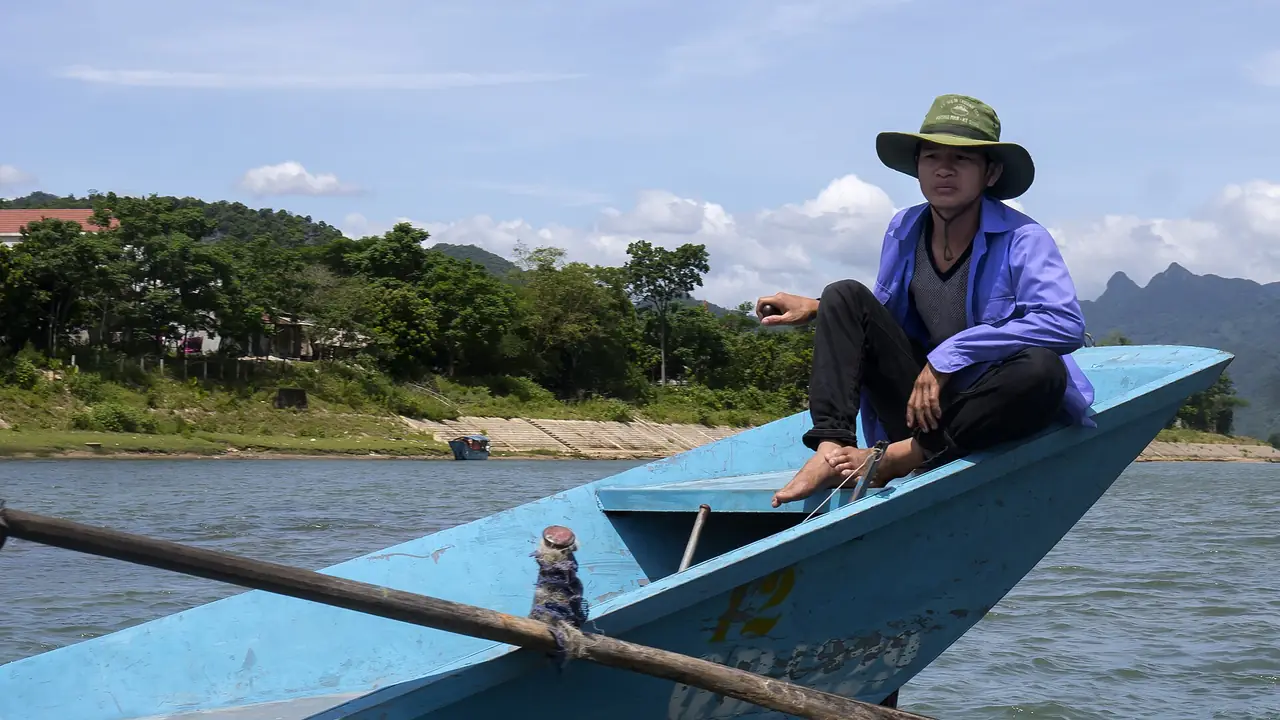 คนพายเรือบนแม่น้ำซอนก่อนเข้าถ้ำฟองญา ภาพจาก Wikimedia Commons ผู้ถ่าย Edgardo W. Olivera สัญญา CC BY 2.0
